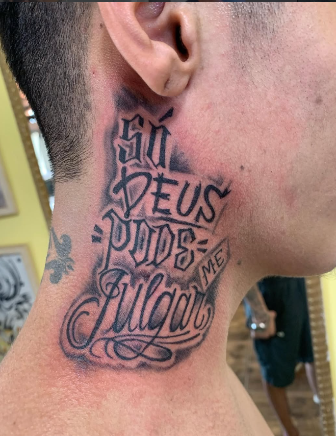 Lettering no pescoço — escrita