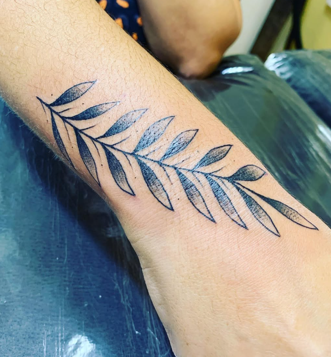 Galho de folhas no pé — fine line